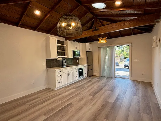 Vaulted ceiling
Sun tube