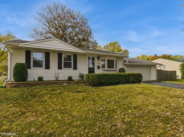 1005 Larkdale Row, Wauconda, IL 60084