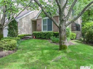 27 Willow Ridge Dr, Smithtown, NY