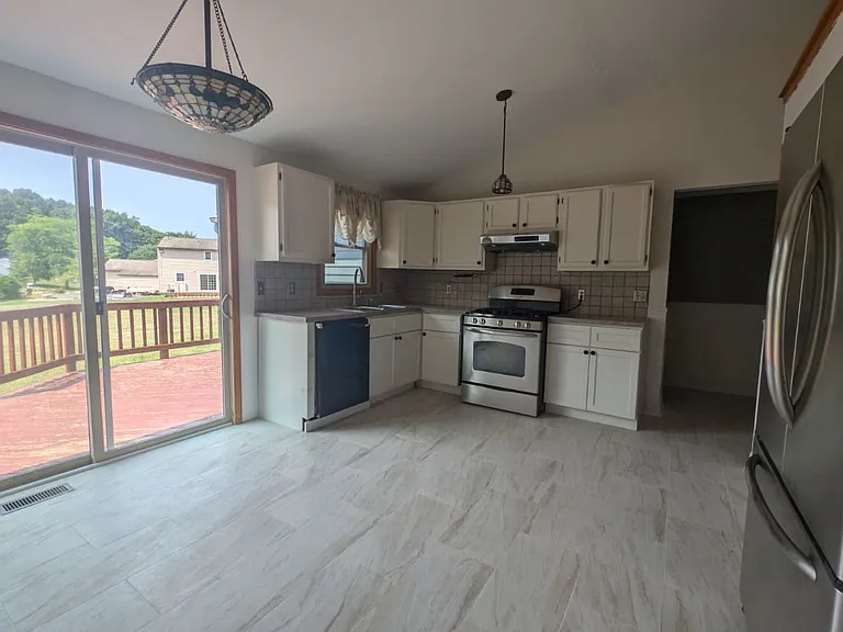 510 Emann Dr — Photo 4