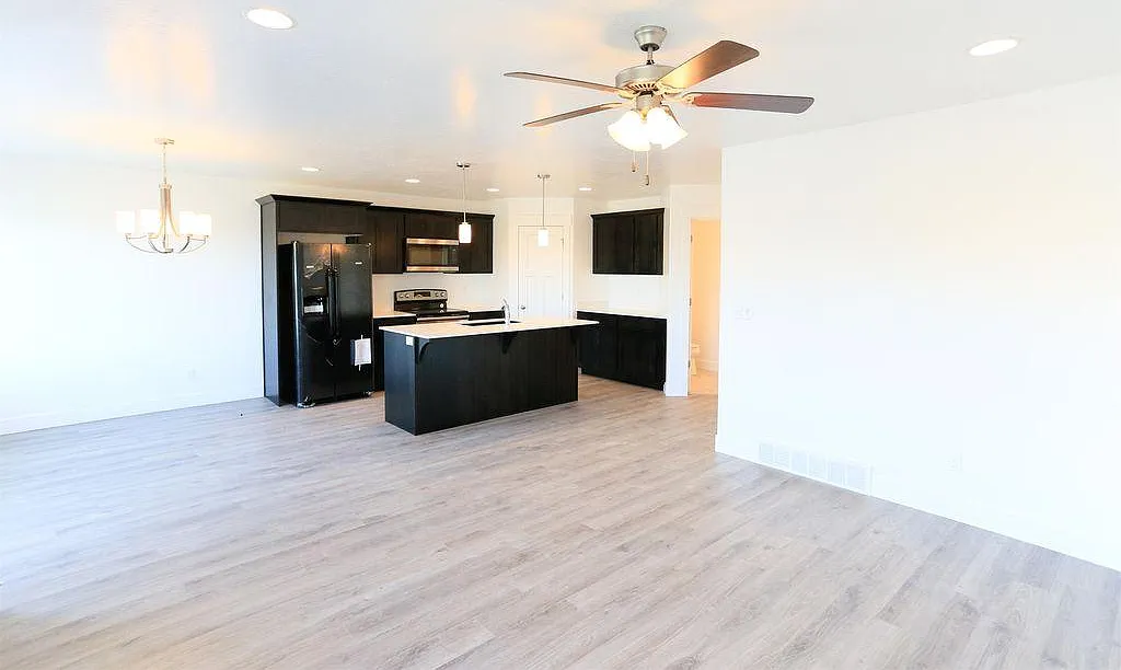 675 N Fall Creek Dr — Photo 3