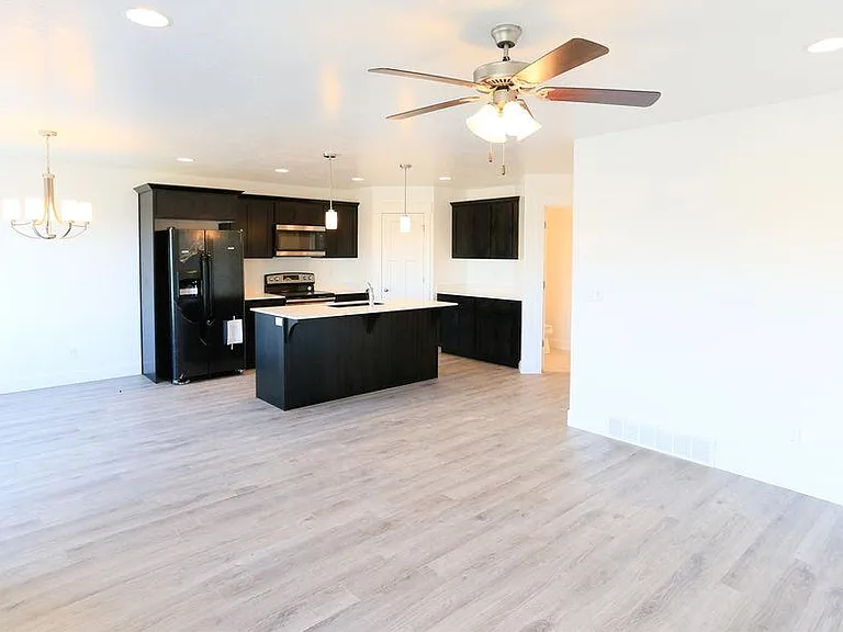 675 N Fall Creek Dr — Photo 3