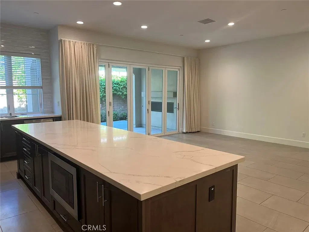 4 bed, 4.5 bath, 2946 sqft, $8,800 — Photo 4