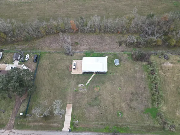 638 Kelly Ln, Holiday Lakes, TX 77515