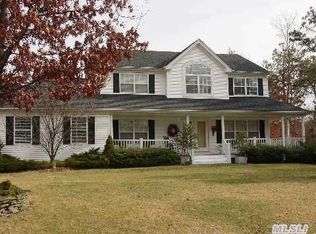 1 Grouse Ct, Medford, NY 11763