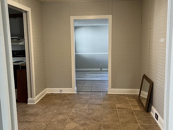 5th image of 328 Lyons Ave