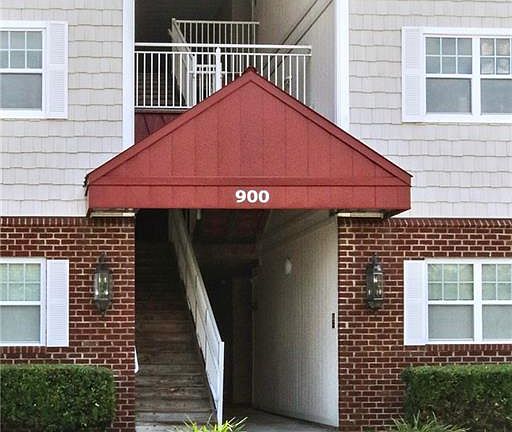 Single story condo located on the 2nd floor. Assigned parking and plenty of extra parking spaces available.