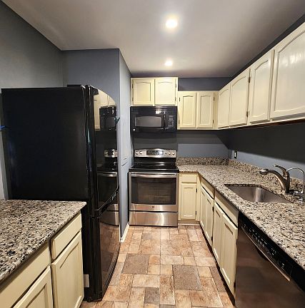 4th image of 18202 Chalet Dr APT 4