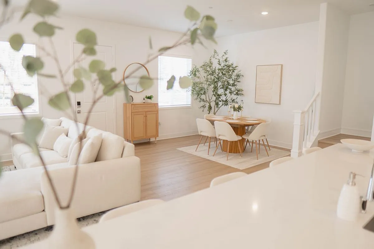 3 bed, 3.0 bath, 2138 sqft, $5,995 — Photo 3