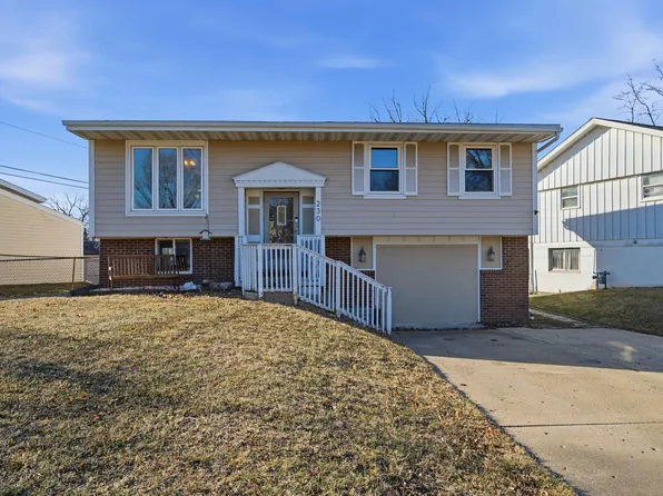 230 Briarcliff Dr, Washington, IL 61571