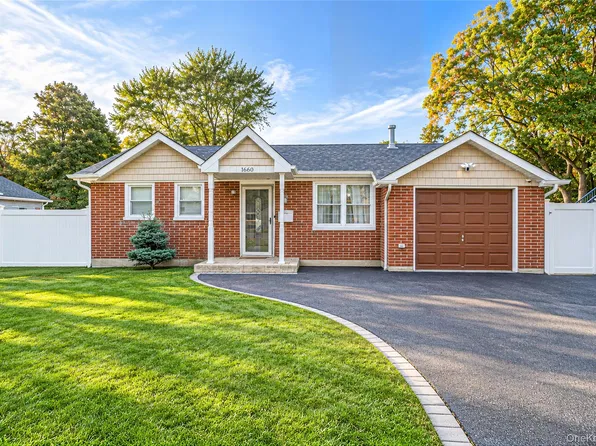 1660 N Gardiner Drive, Bay Shore, NY 11706