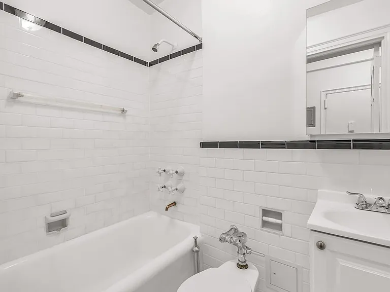 208 W 23rd St #917 — Photo 5
