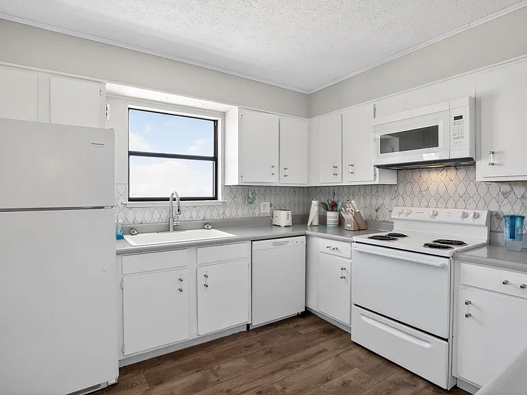 216 Rose Ln #A — Photo 2