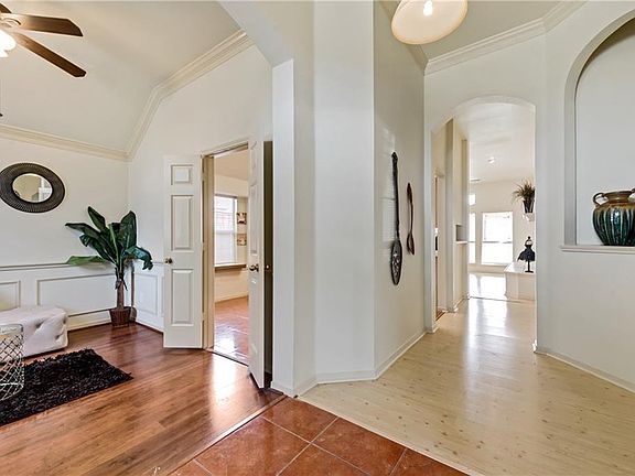 5th image of 1034 Essex Dr