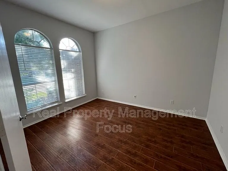 1004 Trickham Dr — Photo 2