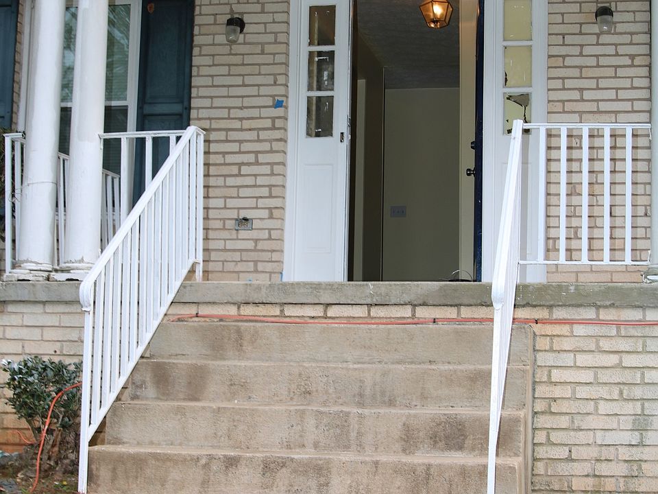 2nd image of 4001 Stoneview Cir
