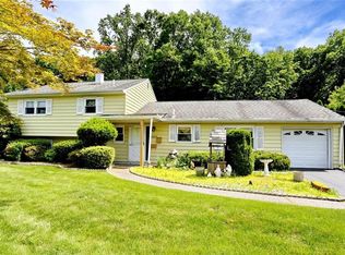 190 Foxwood Rd, West Nyack, NY 10994