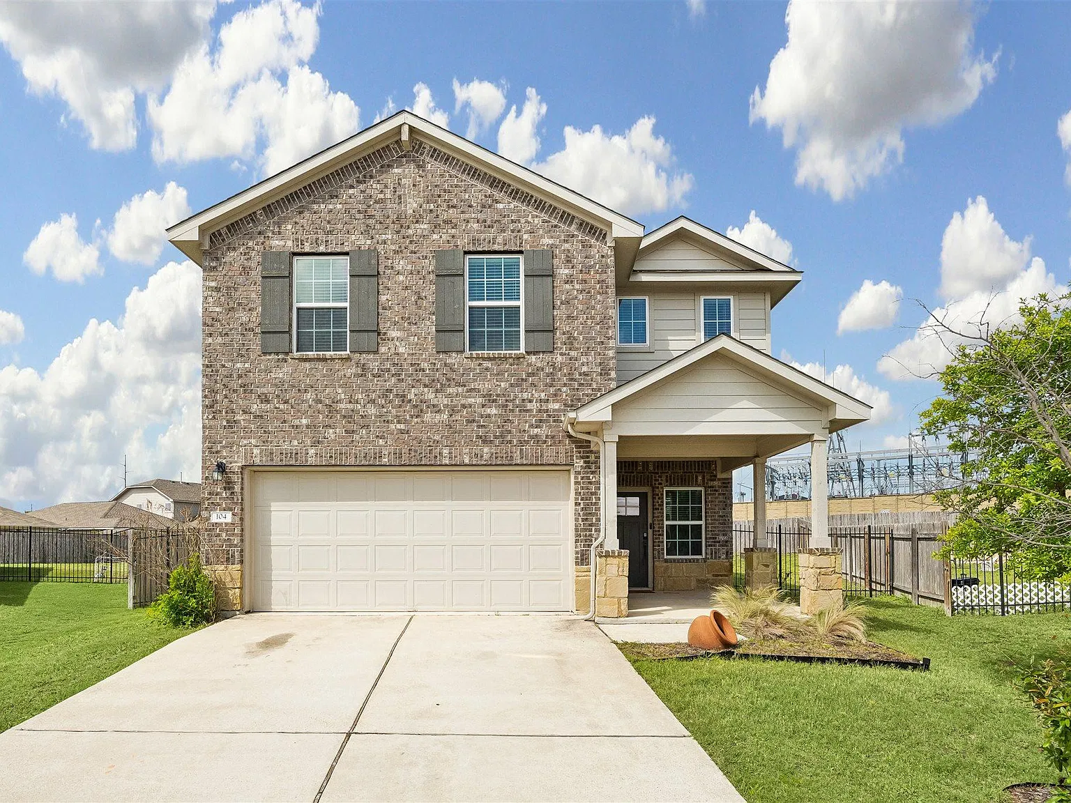6 bed, 2.5 bath, 2393 sqft, $2,050 — Photo 1
