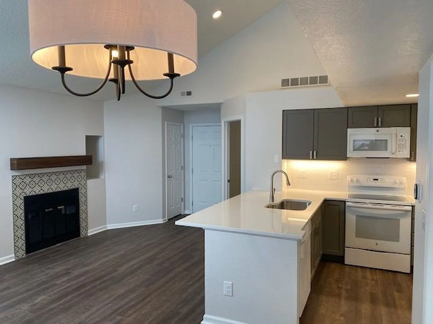 Bright Two Bedroom Condo at Powderhorn — Photo 3