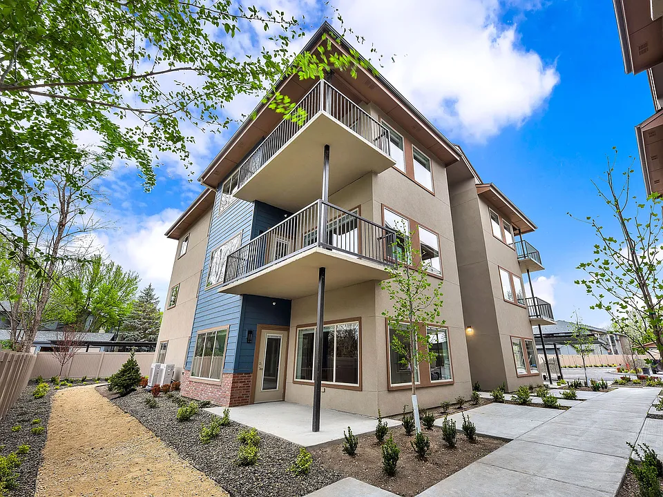 5224-5228 W State St #5228-1