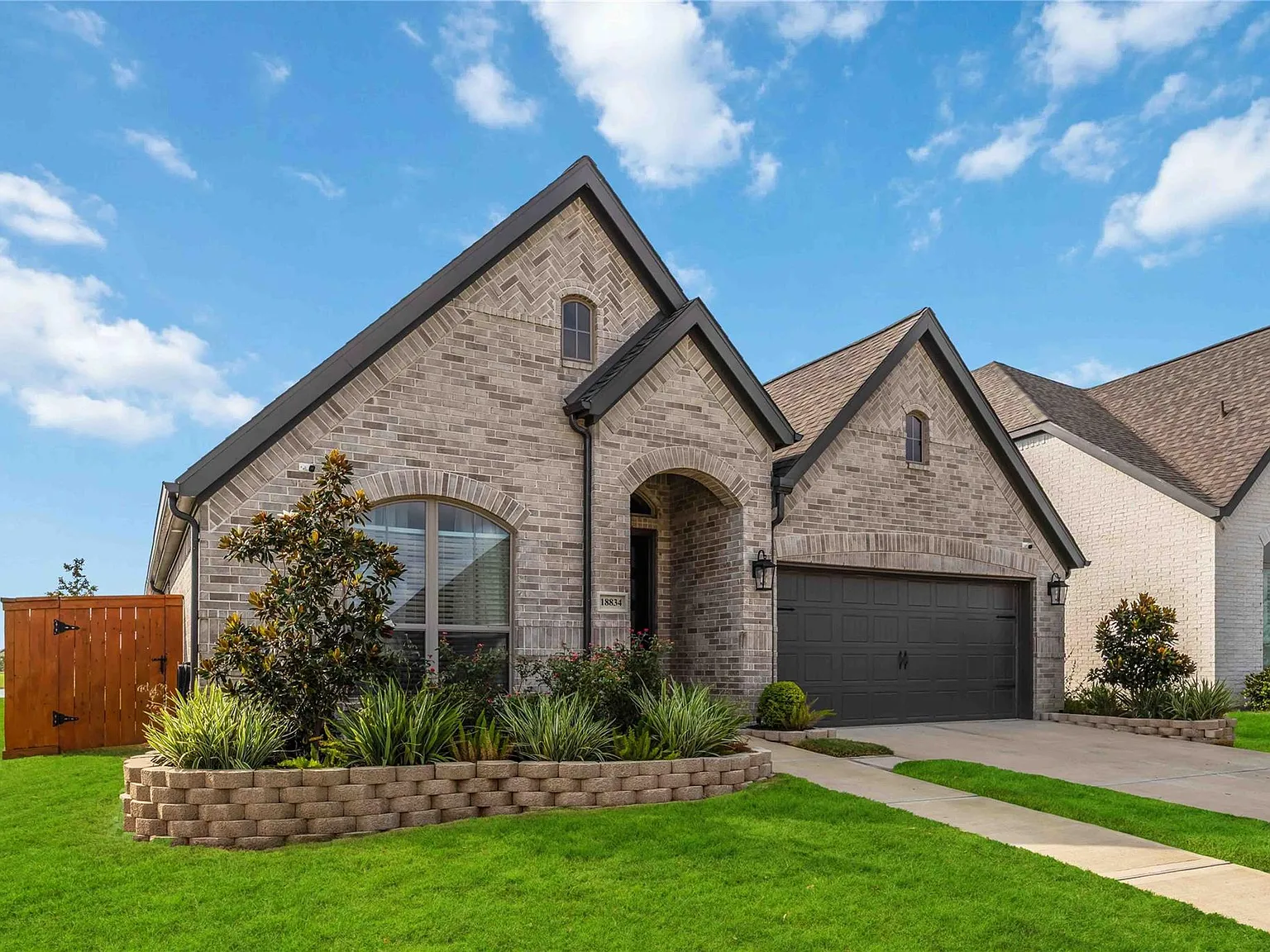 4 bed, 3.0 bath, 2481 sqft, $3,400 — Photo 3
