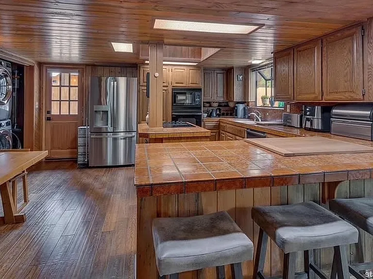 1858 Narragansett Cir — Photo 2