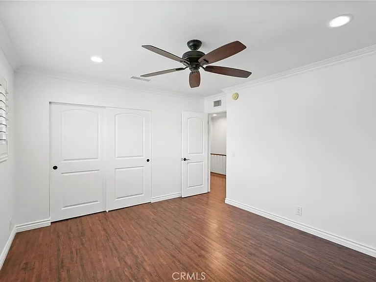 10811 Des Moines Ave — Photo 40