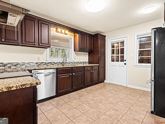 5th image of 816 Valley Creek Dr