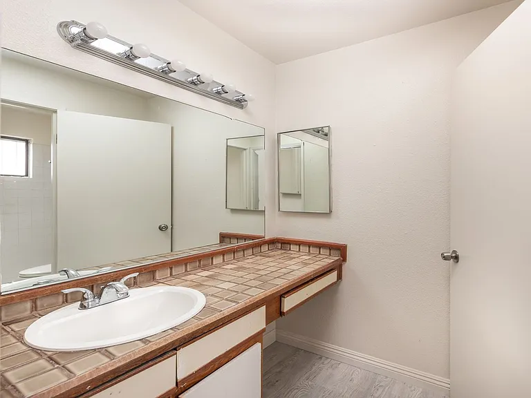 2080 Karen Ave #B63 — Photo 9