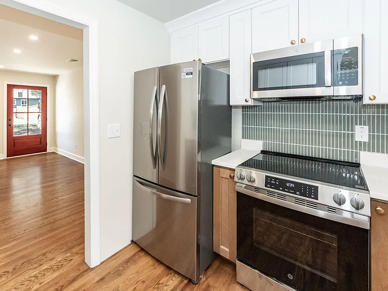 17 Vincent Dr #B — Photo 6