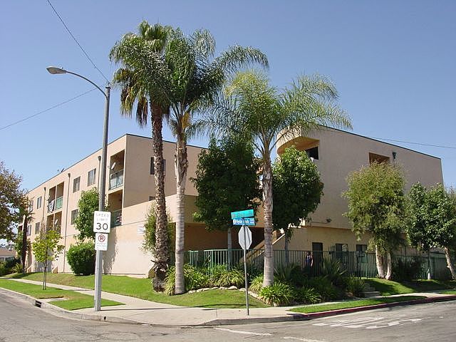1st image of 955 E Hyde Park Blvd APT 02