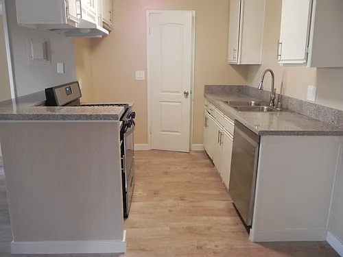Chapman Villas Apartments Photo 1