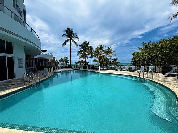 5th image of 17375 Collins Avenue #1104