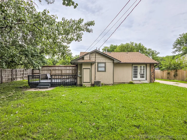 233 NE Queenstown Ave — Photo 23