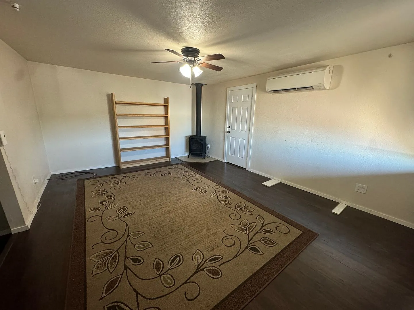 Roseburg 2-Bedroom, 1-Bath House with Garage — Photo 3