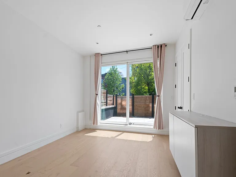 499 Van Buren St #1 — Photo 12