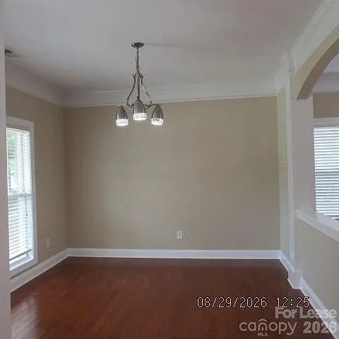 5 bed, 2.5 bath, 3118 sqft, $2,800 — Photo 2