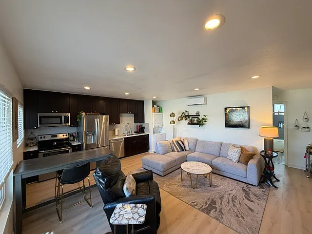 1 bed, 596 sqft, $3,195 — Photo 2