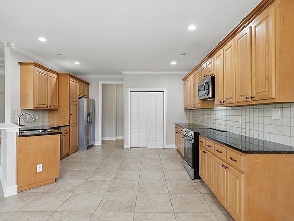 3rd image of 102 Brigadoon Dr