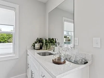 U1 Bed3 Wet Bar