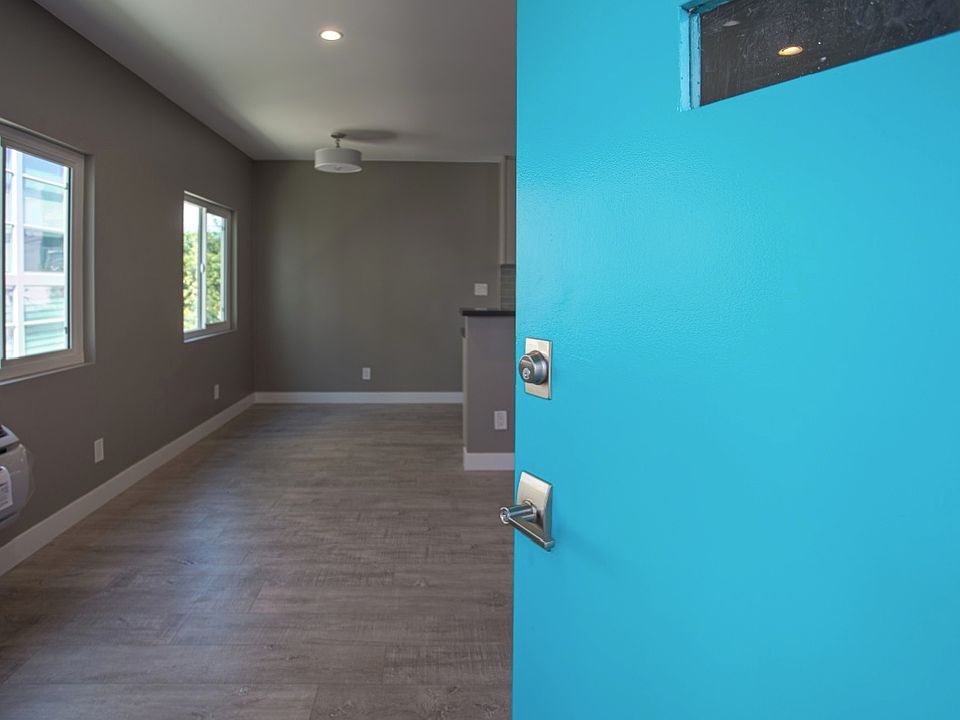 1st image of 738 N Hudson Ave APT 8