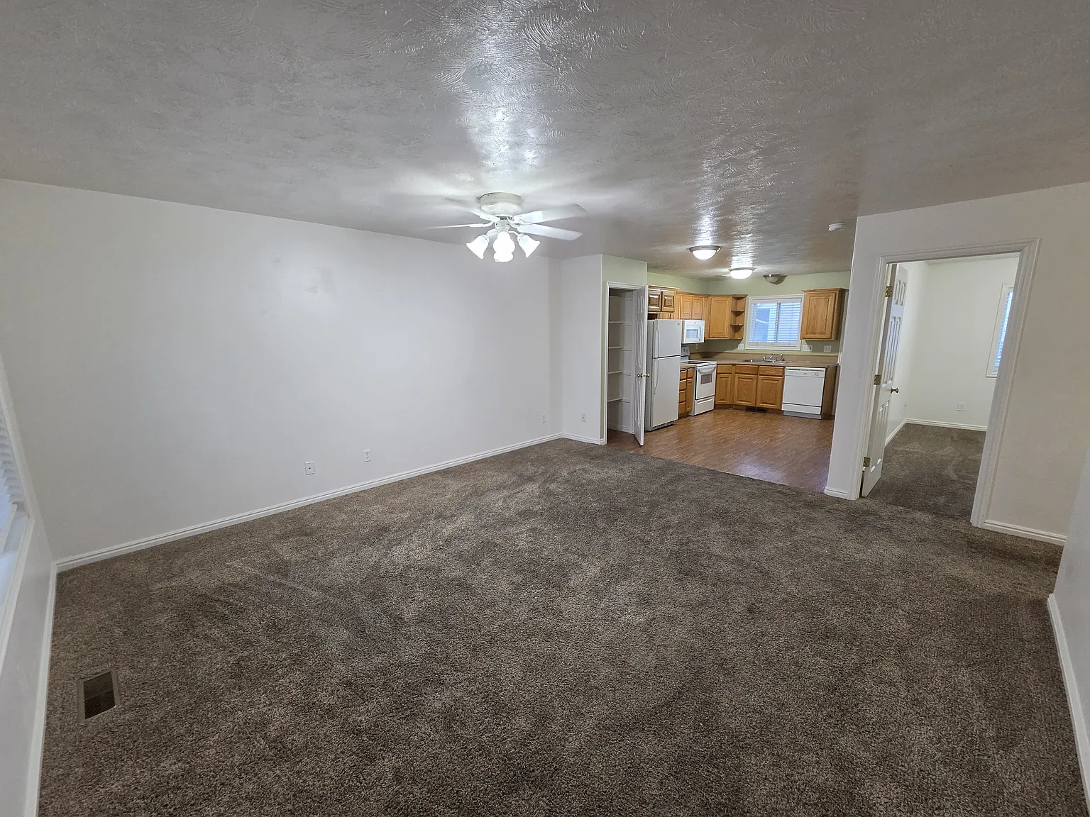 3 bed, 2.0 bath, 1192 sqft, $1,675 — Photo 4