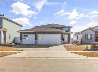 1086 Ashley Dr W, West Fargo, ND 58078