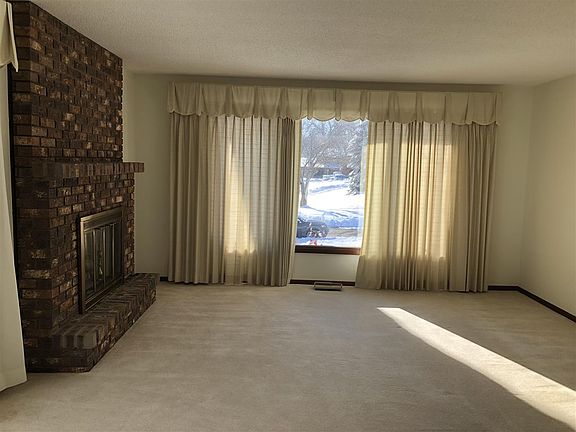 3rd image of 576 Woodland Dr