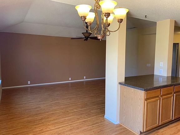 5th image of 302 Trenton Dr
