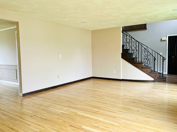 3rd image of 28 Hampton Ct