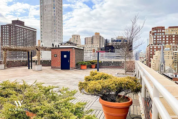 Sold by Warburg | media 10