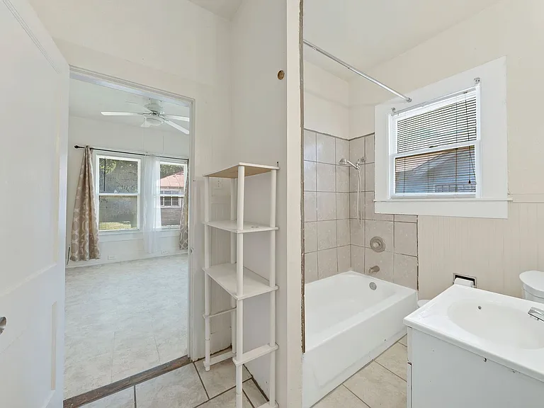 906 S Gevers St — Photo 13
