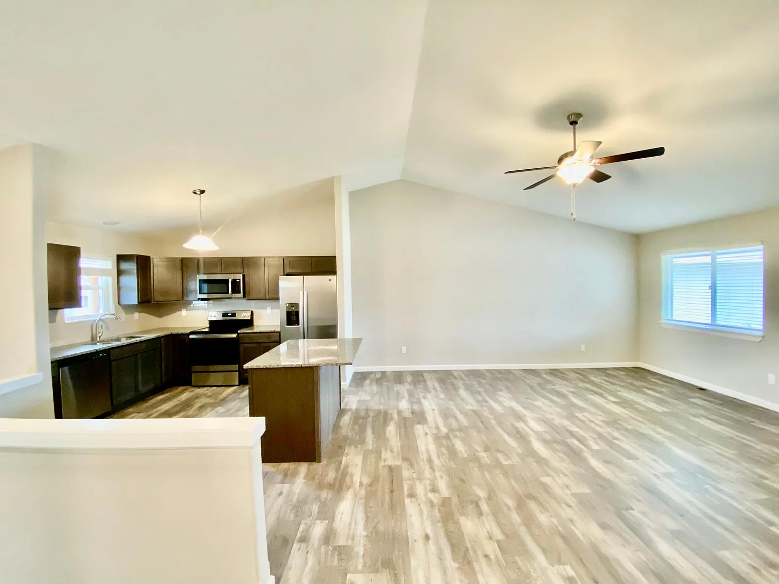 4 bed, 2000 sqft, $1,875 — Photo 3