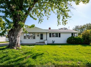1073 Suburban Dr, De Pere, WI 54115